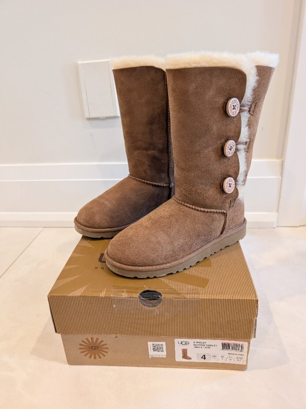 UGG Australia Bailey Button Triplet Boots Youth Size 4, Womens Size 6